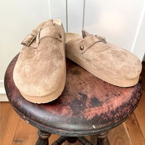 American Eagle platform clog